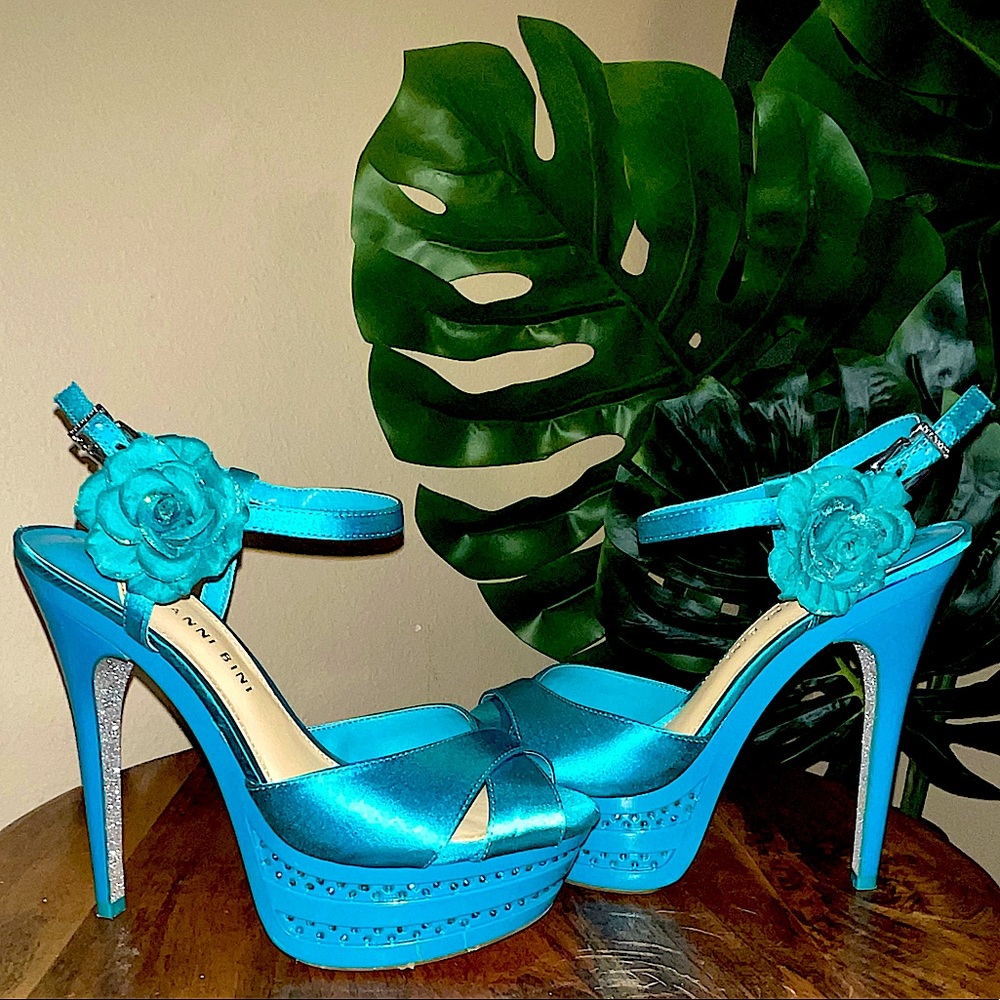 Gianni Bini turquoise blue heels